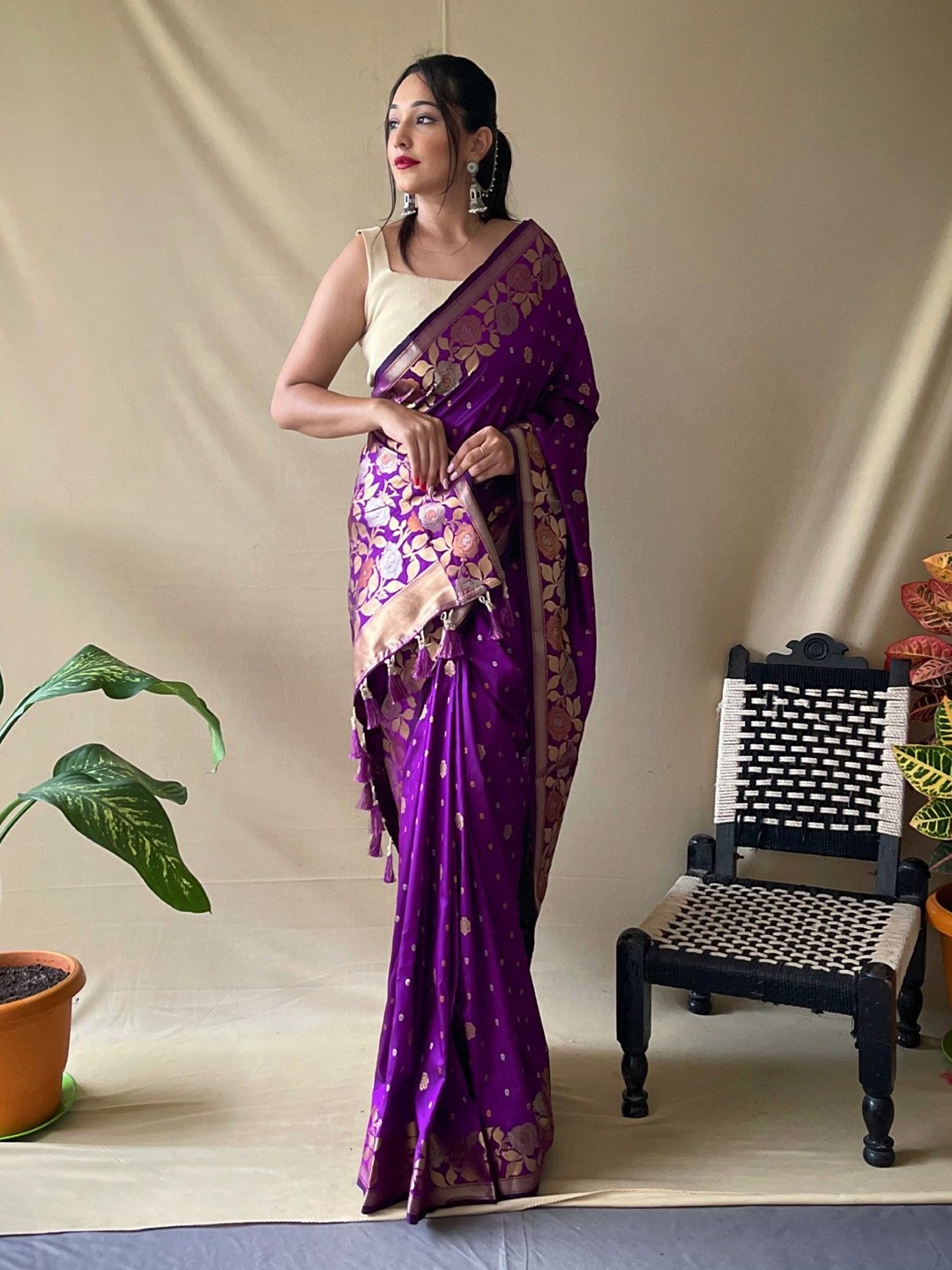 

LeeliPeeri Designer Woven Design Zari Saree, Purple