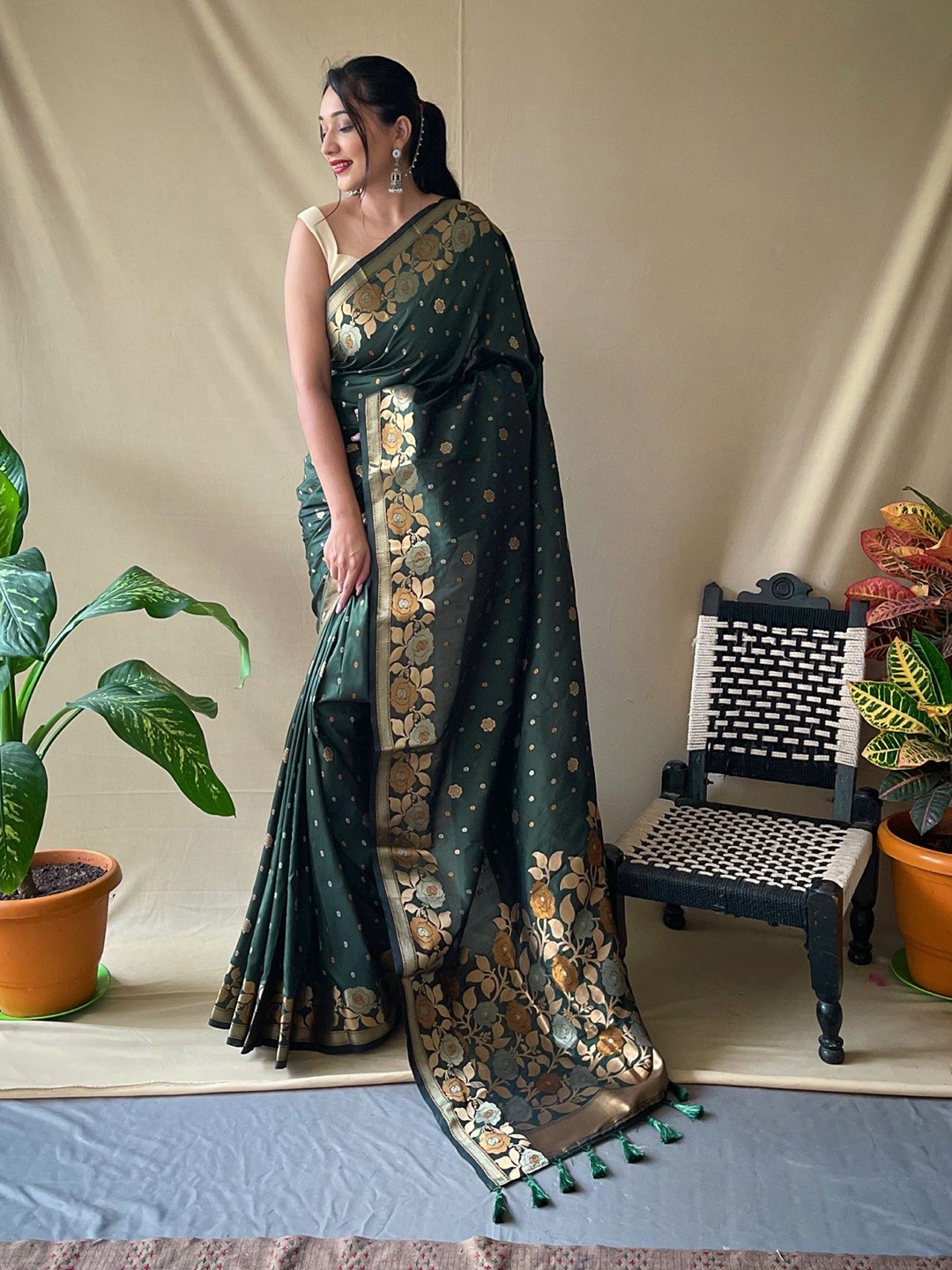 

LeeliPeeri Designer Woven Design Zari Saree, Green