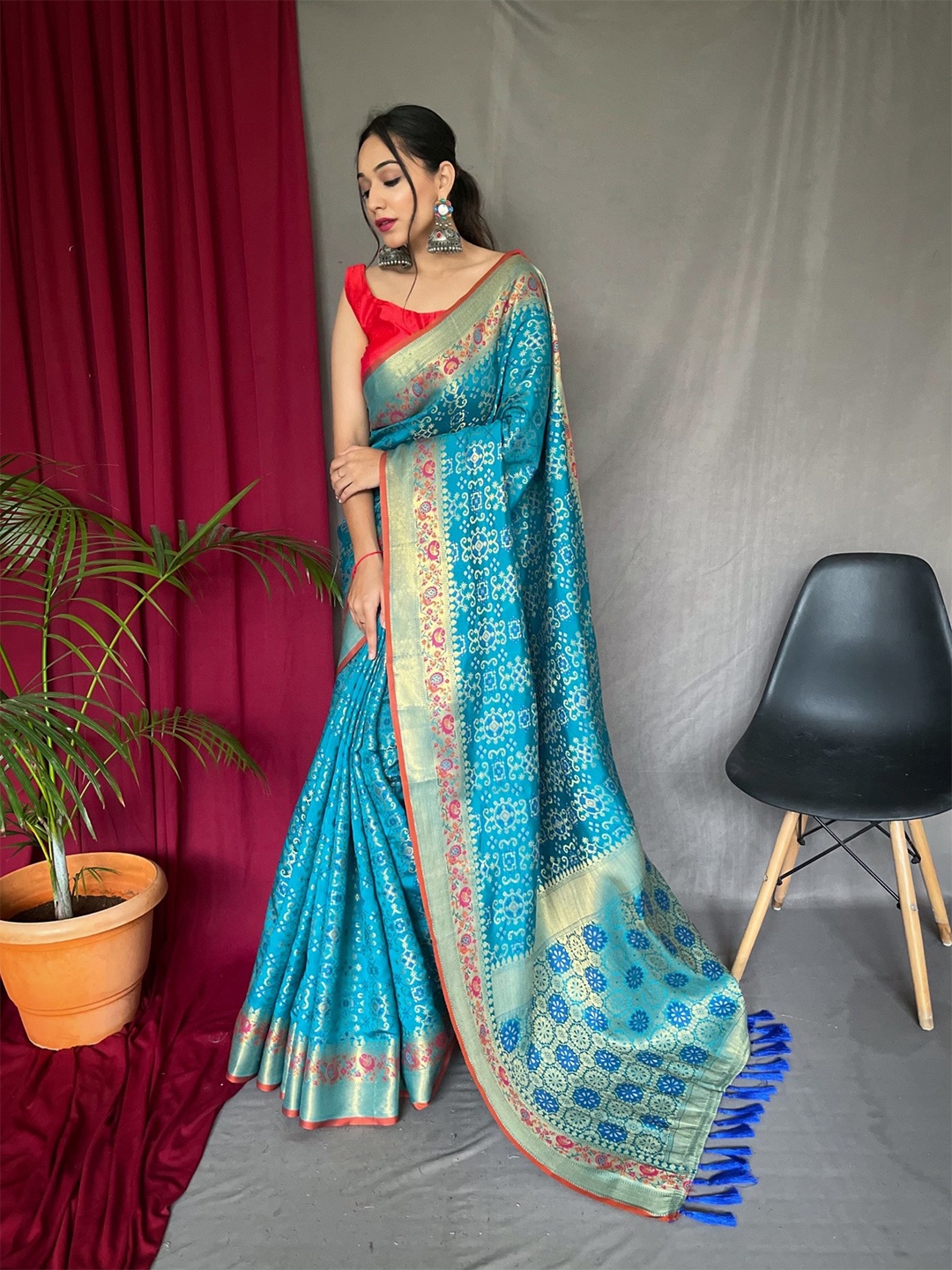 

LeeliPeeri Designer Woven Design Zari Patola Saree, Blue