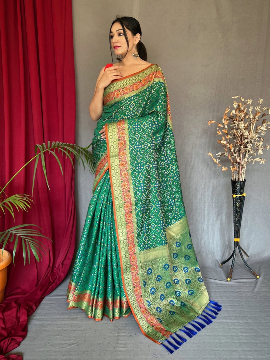 

LeeliPeeri Designer Woven Design Zari Patola Saree, Green