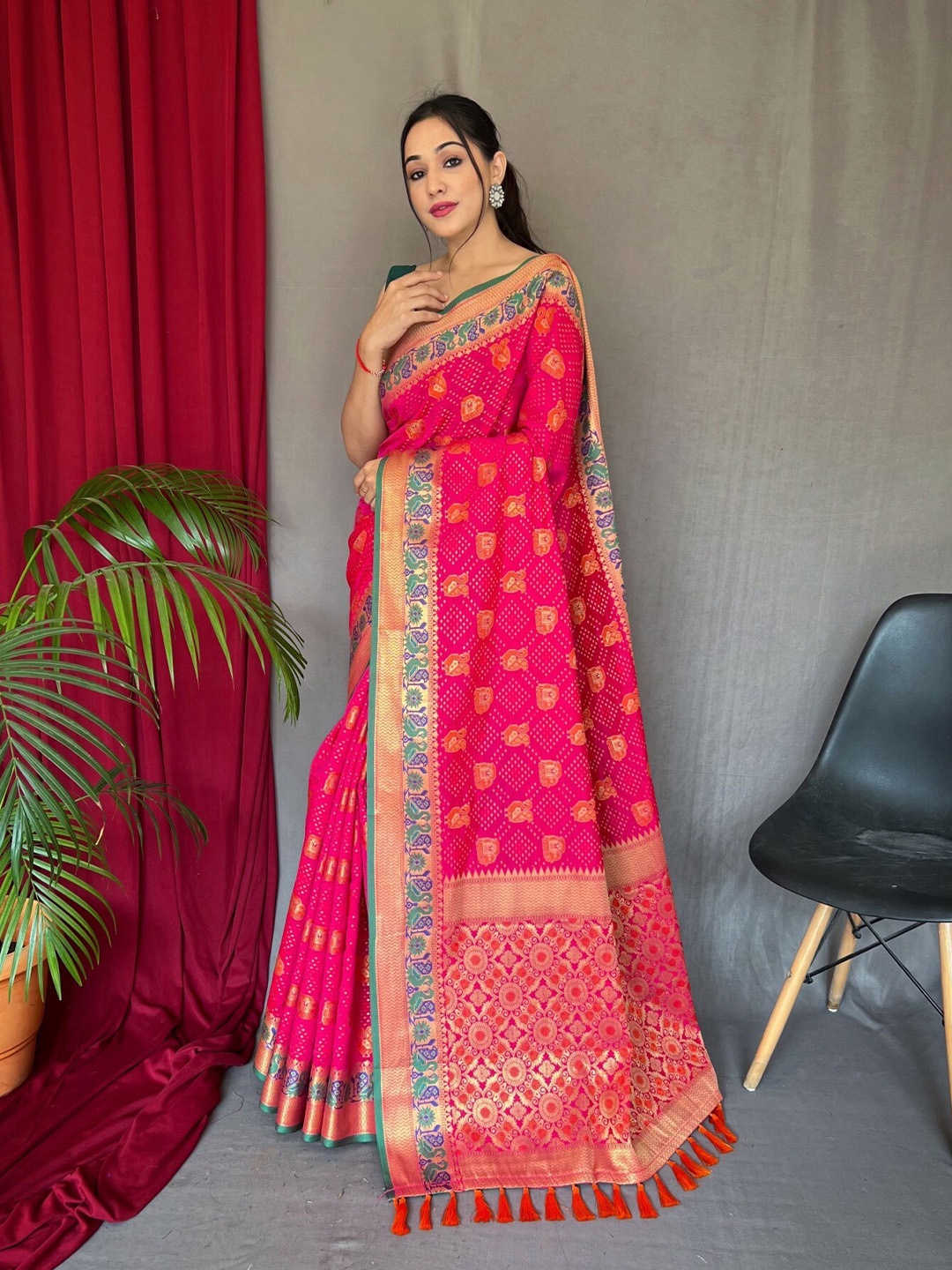 

LeeliPeeri Designer Woven Design Zari Patola Saree, Pink