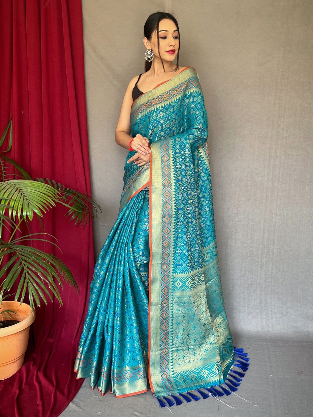 

LeeliPeeri Designer Woven Design Zari Patola Saree, Blue