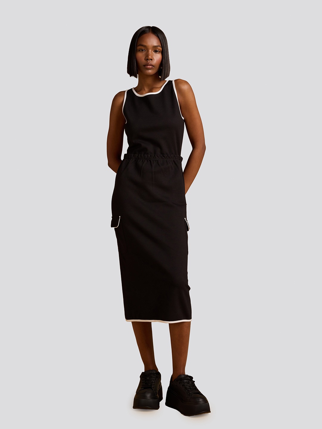 

Muvazo Round Neck Sleeveless Straight Bodycon Midi Dress, Black