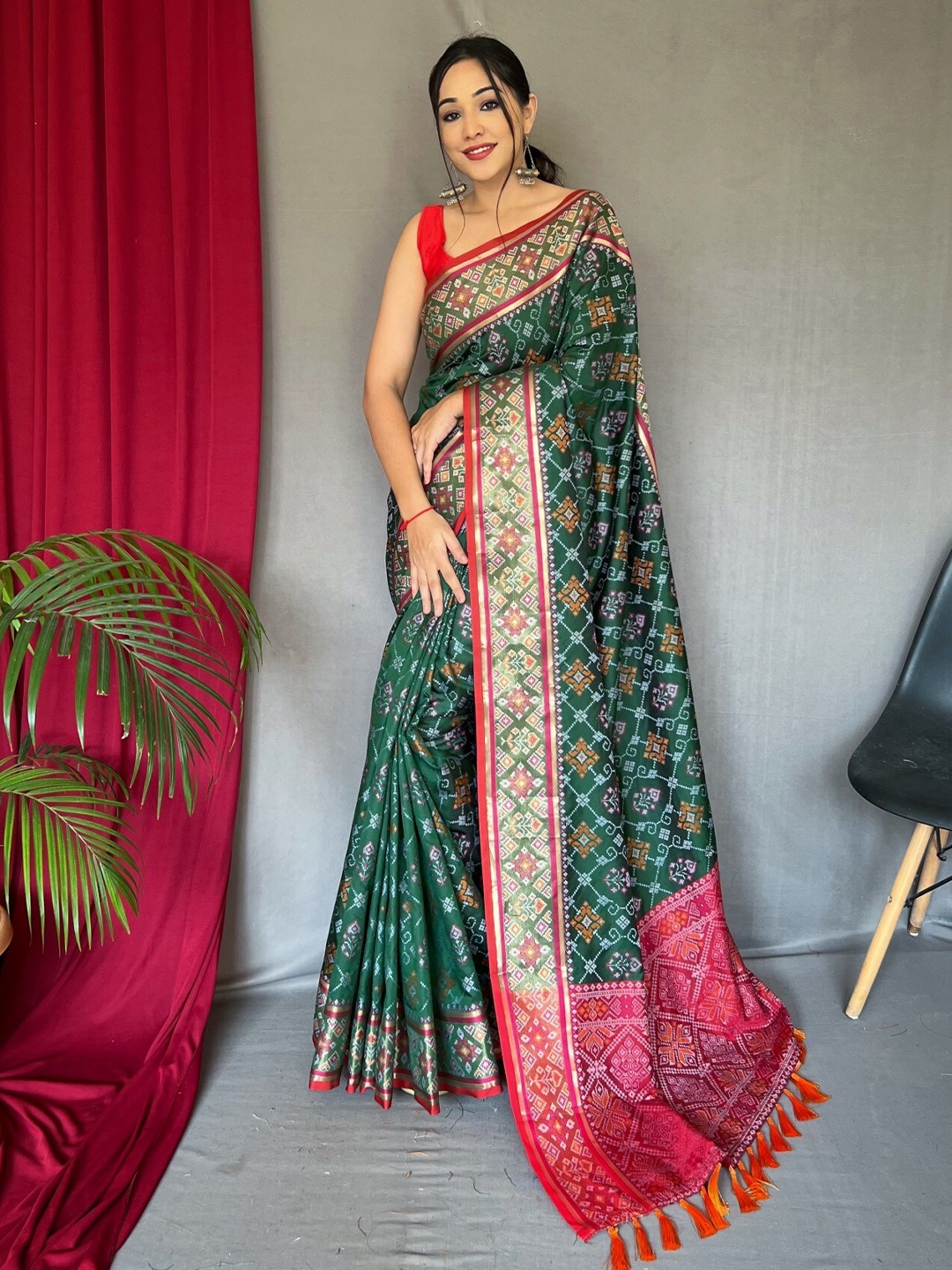 

LeeliPeeri Designer Woven Design Zari Patola Saree, Green