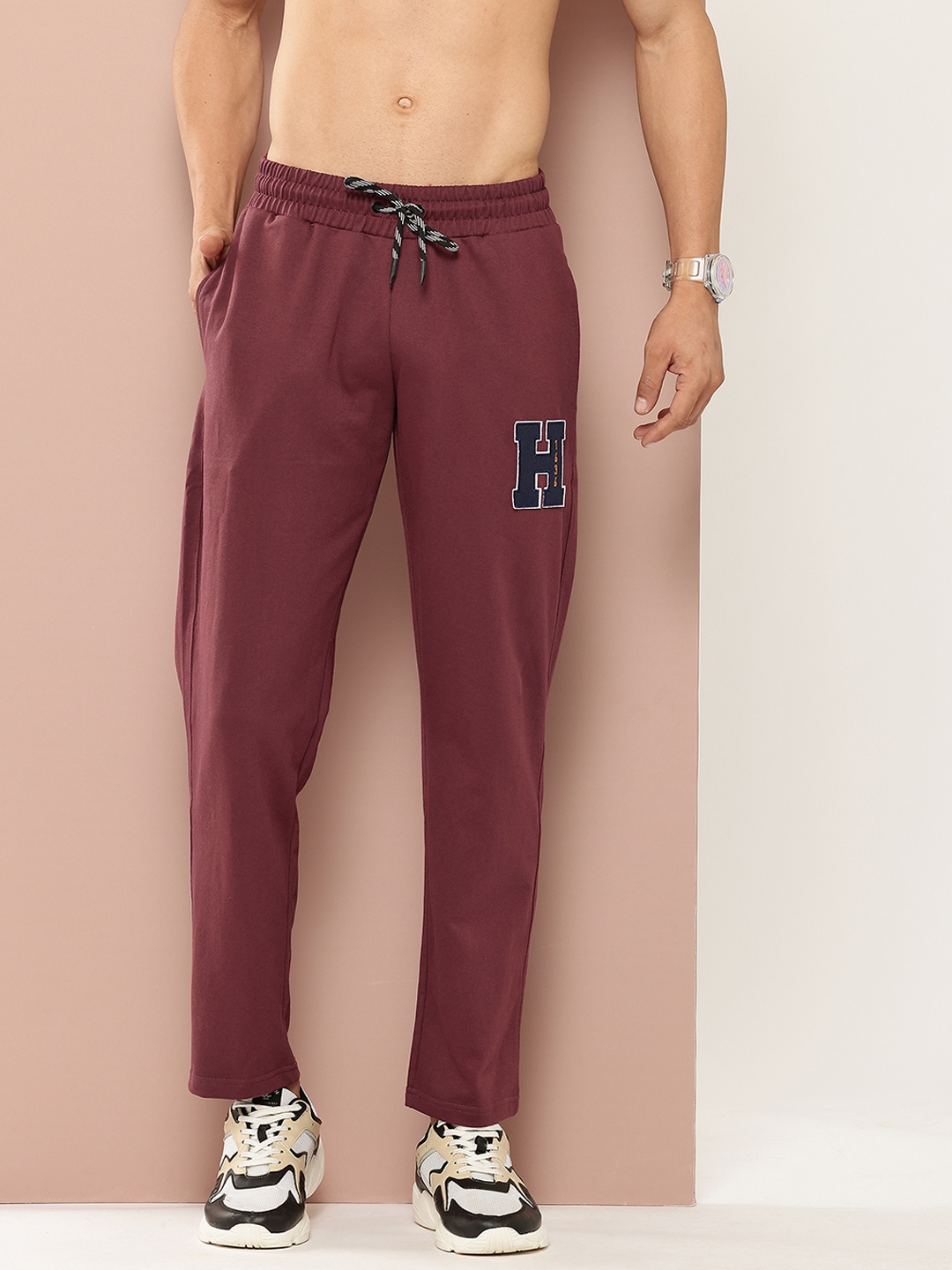 

Harvard Men Applique Track Pants, Maroon