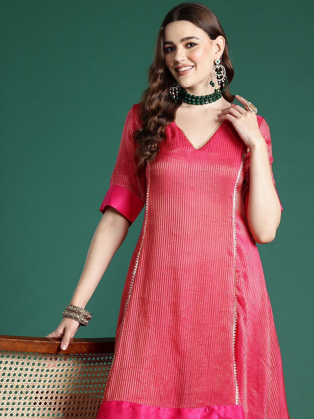 

Sangria Striped Dipped Hem Kurta & Velvet Finish Trousers Set, Fuchsia
