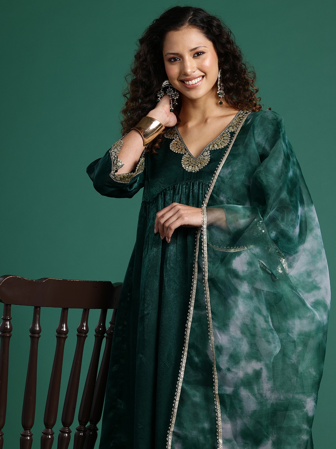 

Sangria Sequined Satin Finish Velvet Finish Kurta Set With Dupatta, Green