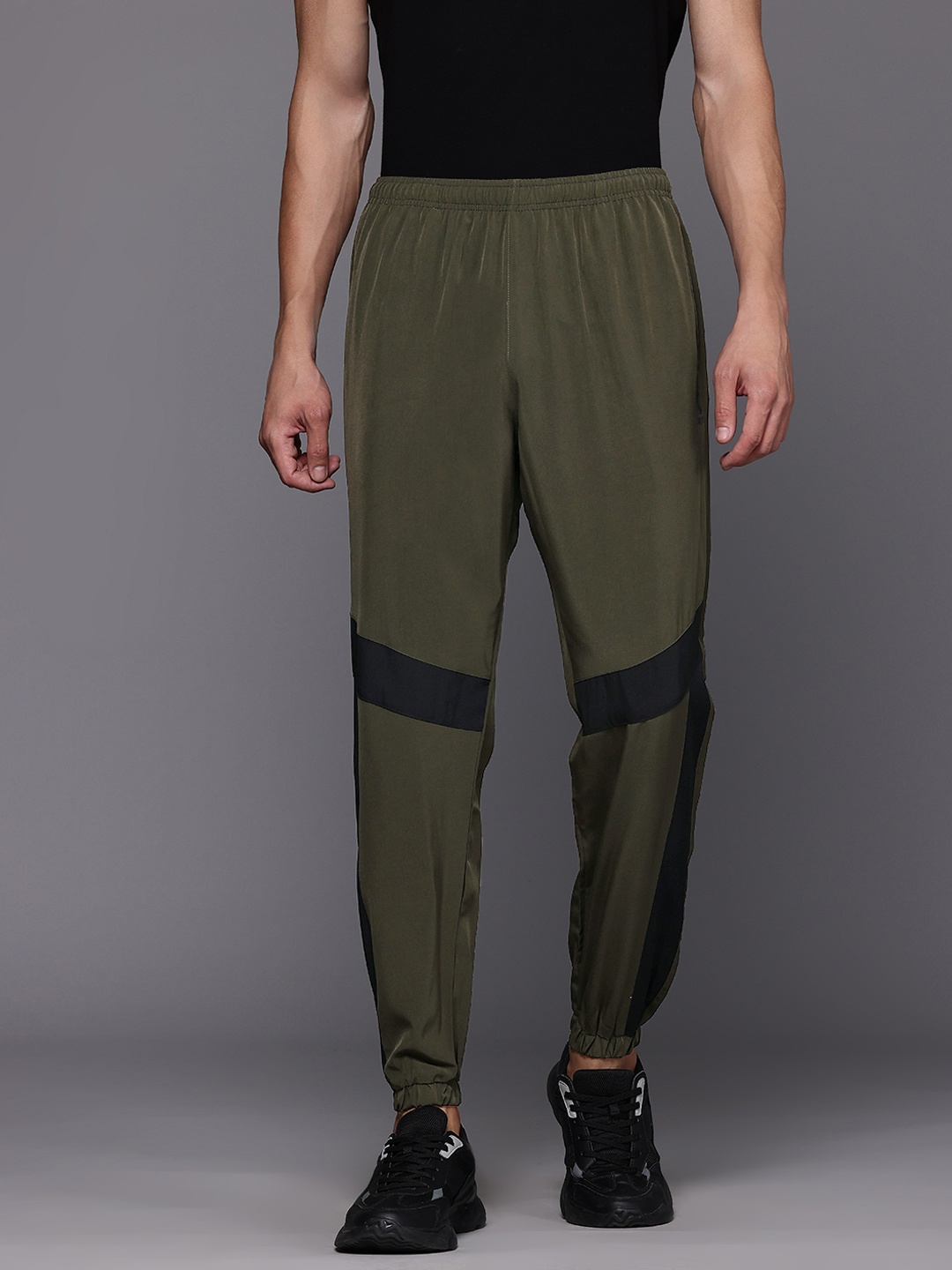 

HRX by Hrithik Roshan Men Lifestyle Patch-Detailed Joggers, Olive