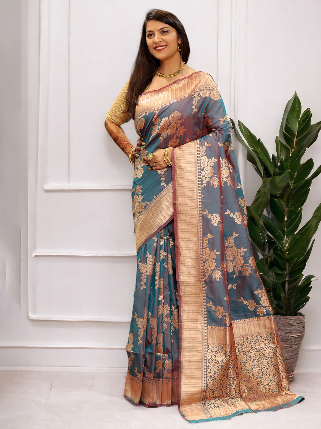 

Vastrasky Global Woven Design Zari Saree, Gold
