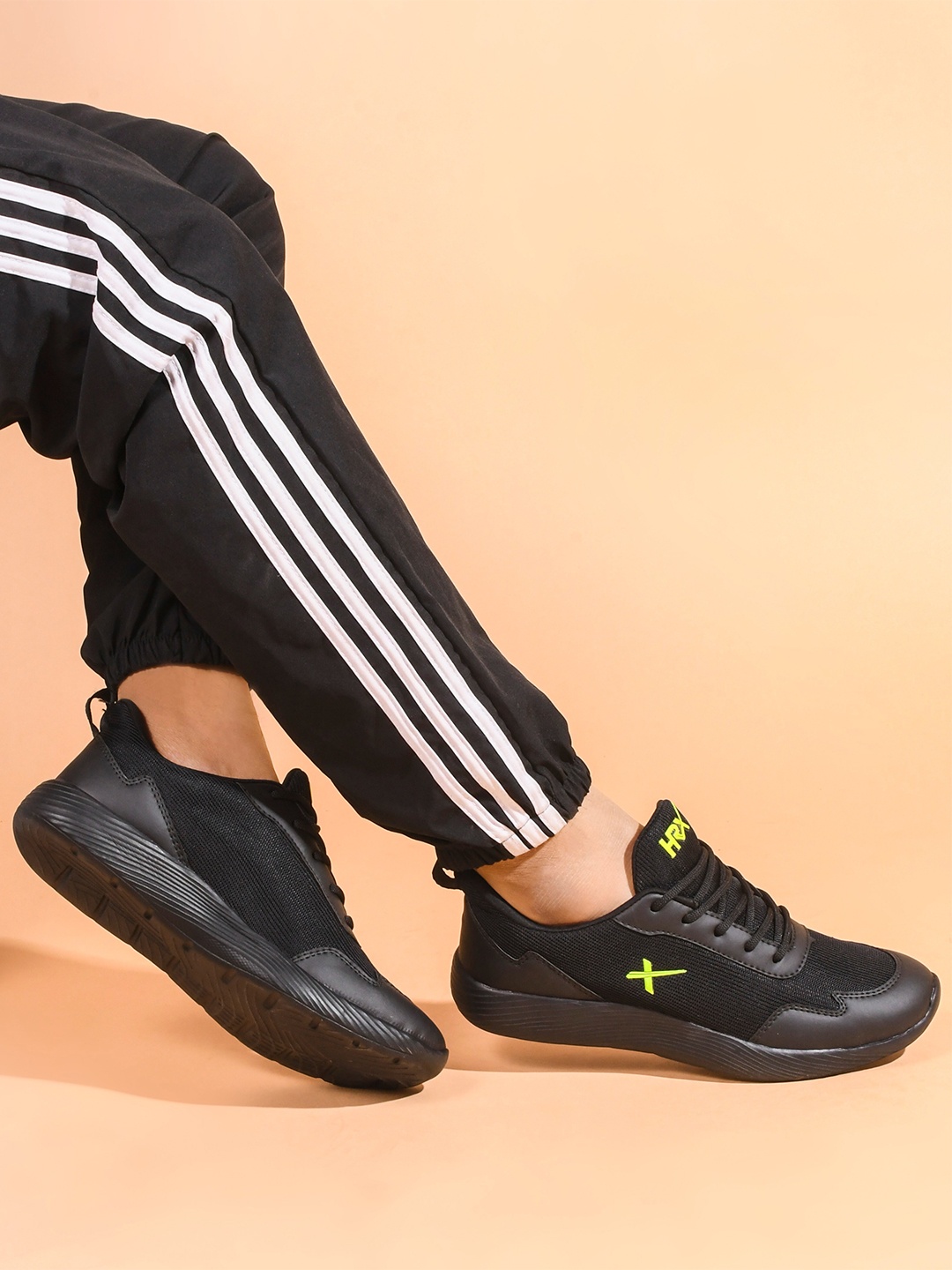 

HRX by Hrithik Roshan Men Textured Running Shoes, Black