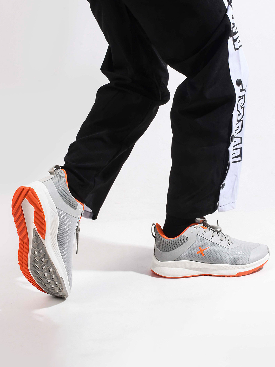 

HRX by Hrithik Roshan Men Textured Running Shoes, Grey