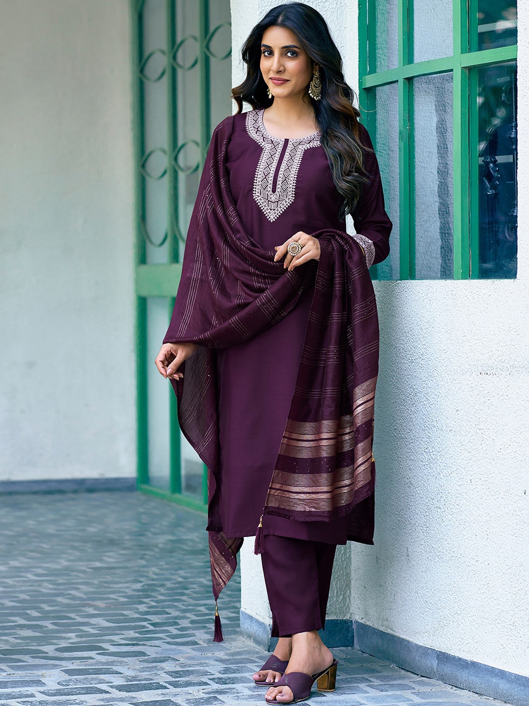 

SKYLEE Round Neck Geometric Embroidered Straight Kurta with Trouser & Dupatta, Purple