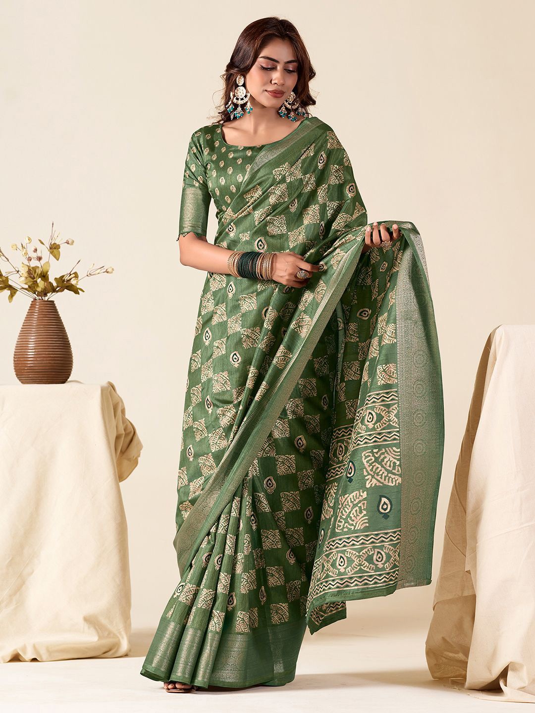 

Satrani Ethnic Motifs Zari Saree With Blouse Piece, Green