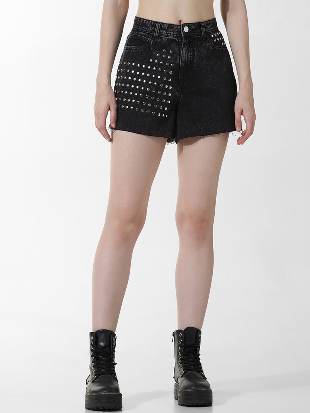 

ONLY ONLMANJA STUDED LW Women High-Rise Pure Cotton Shorts, Black