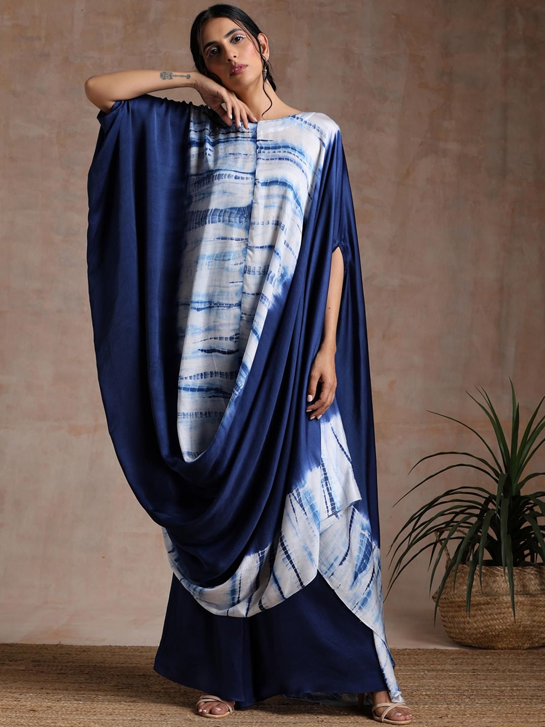 

VASSTRAM Dyed Extended Sleeves Tunic With Palazzo, Blue