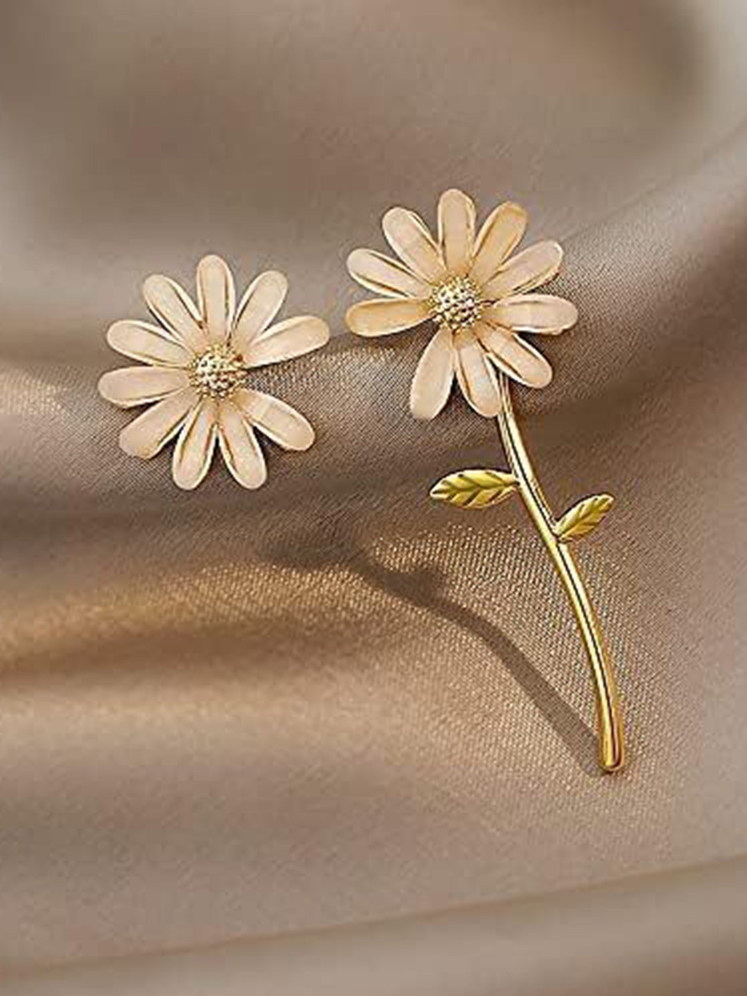 

Xivir Gold-Plated Floral Drop Earrings