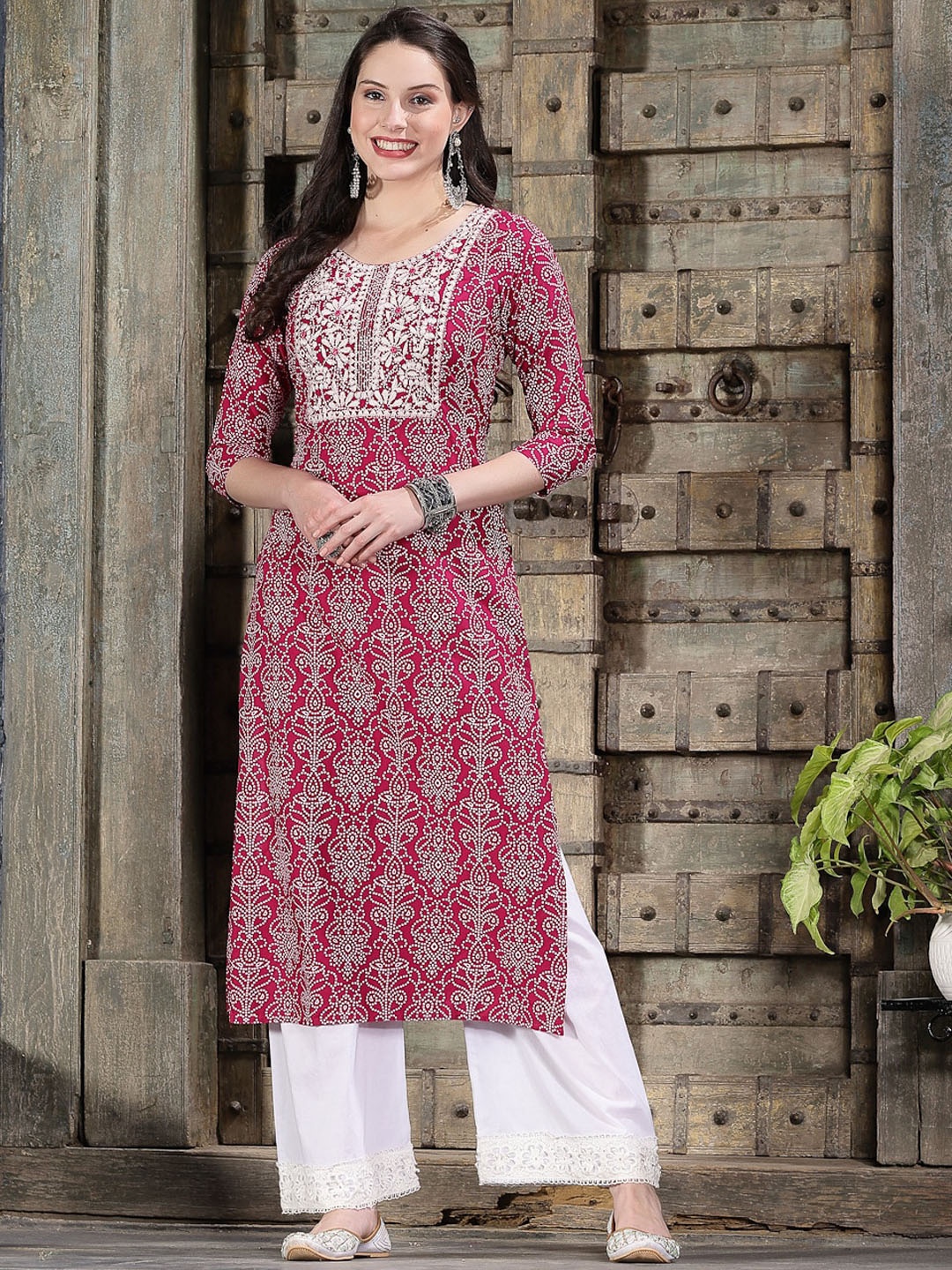 

Stylum Round Neck Ethnic Motifs Printed Sequinned Floral Straight Kurta, Magenta