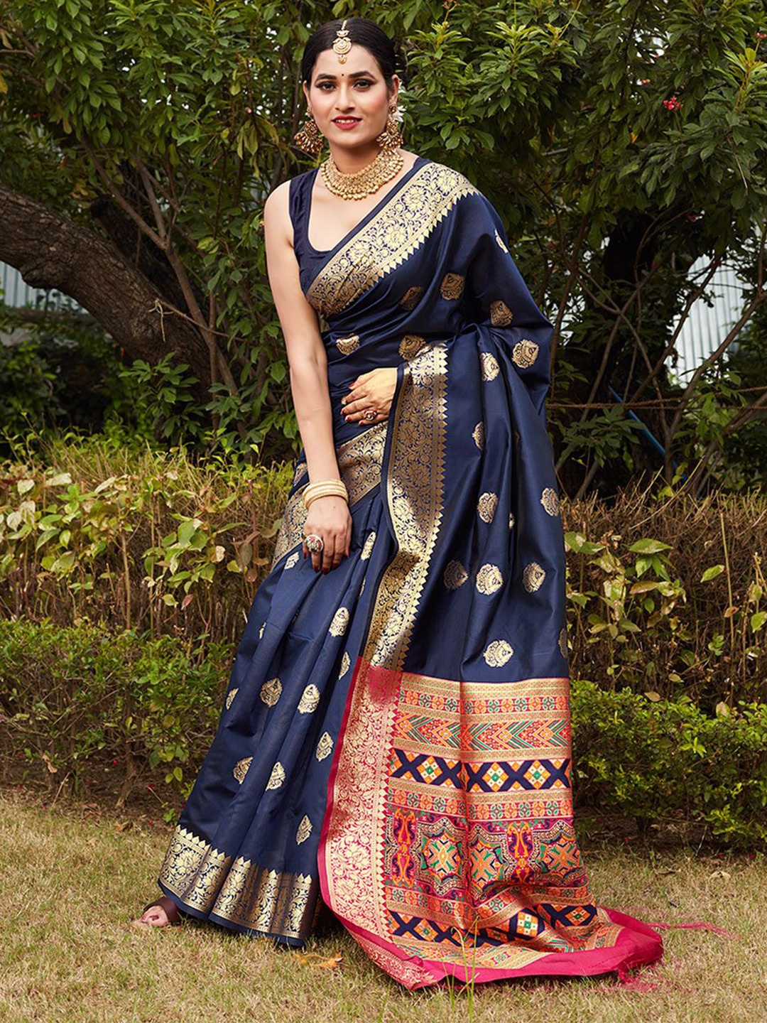 

JUST FASHION Ethnic Motifs Zari Banarasi Saree, Navy blue