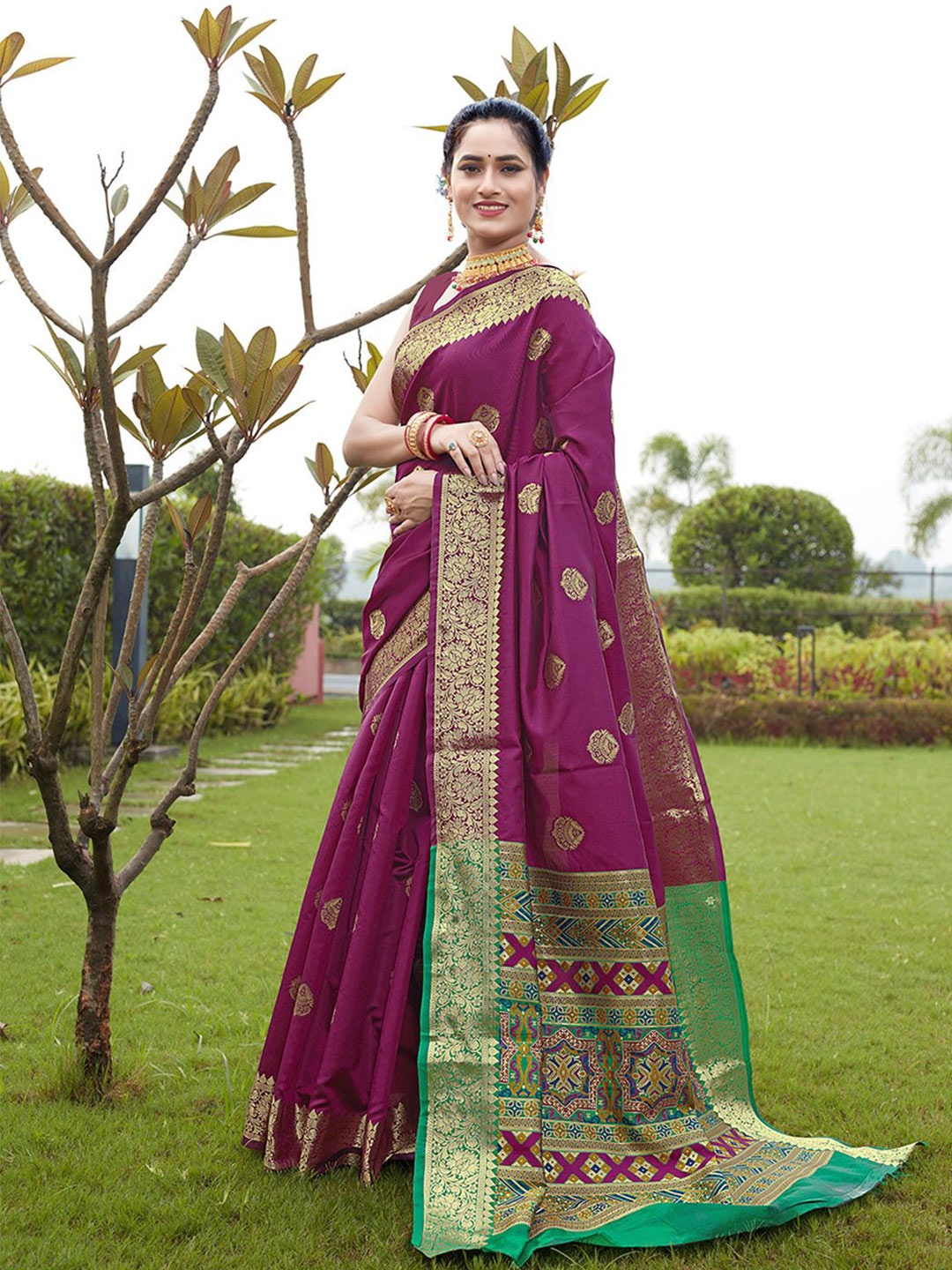 

JUST FASHION Woven Design Zari Banarasi Saree, Magenta