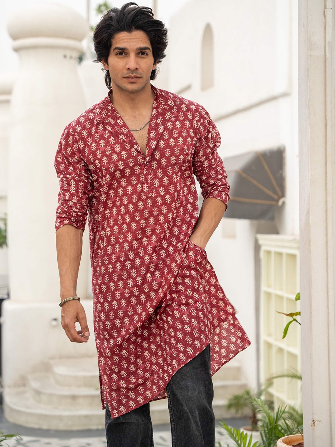 

Shasak Mandarin Collar Long Sleeves Floral Printed Cotton Straight Kurta, Maroon
