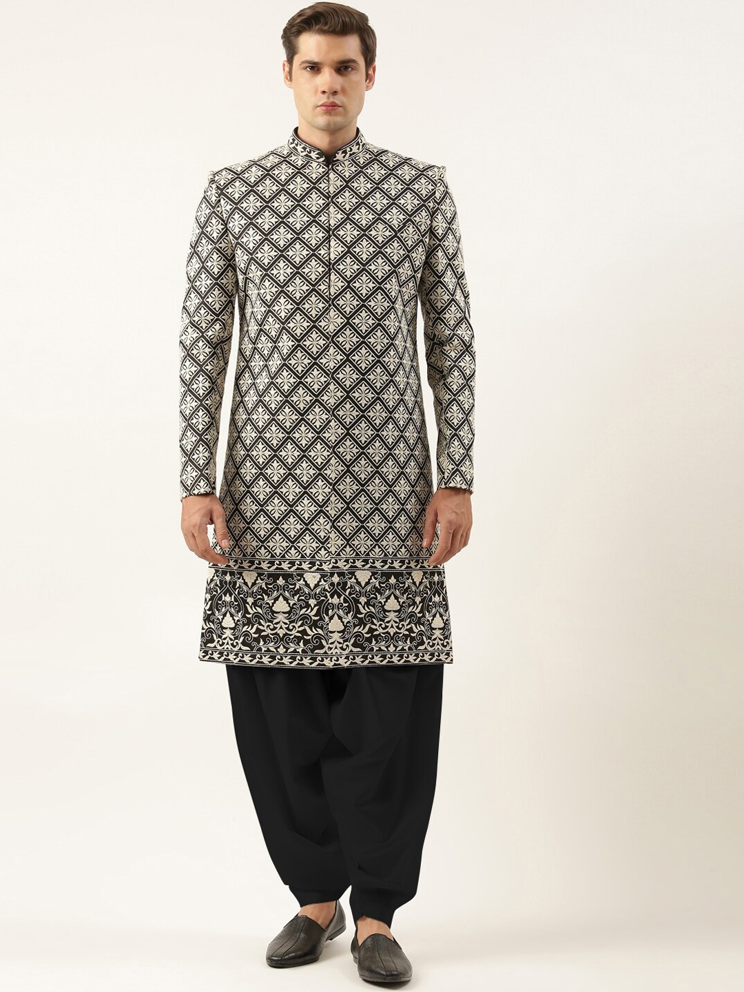 

TheEthnic.Co Men Embroidered Indowestern Sherwani Set, Black