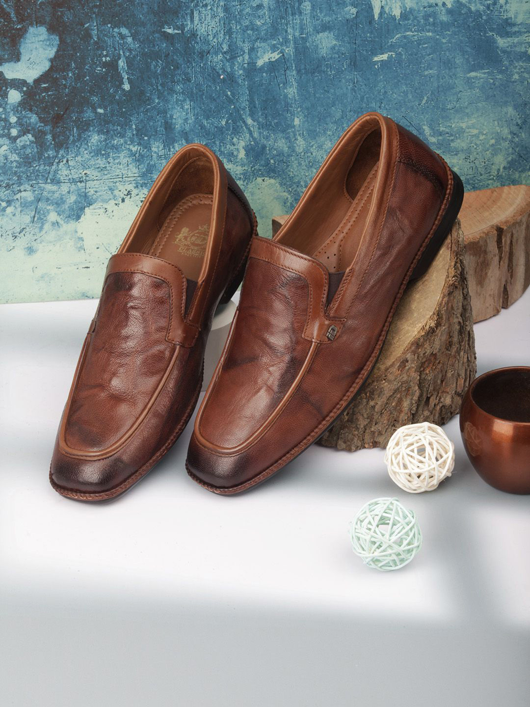 

ID Men Textured Round Toe Leather Loafers, Tan