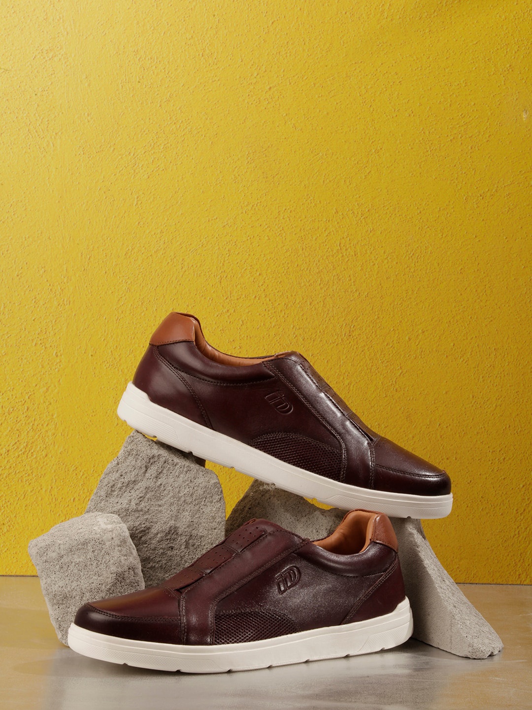 

ID Men Textured Leather Sneakers, Maroon