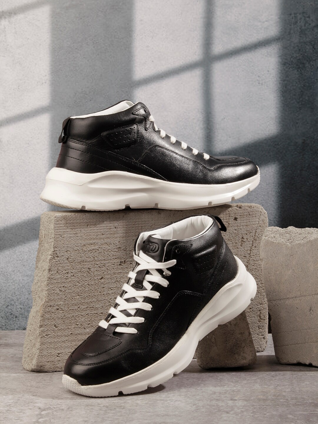 

ID Men Round Toe Leather Sneakers, Black