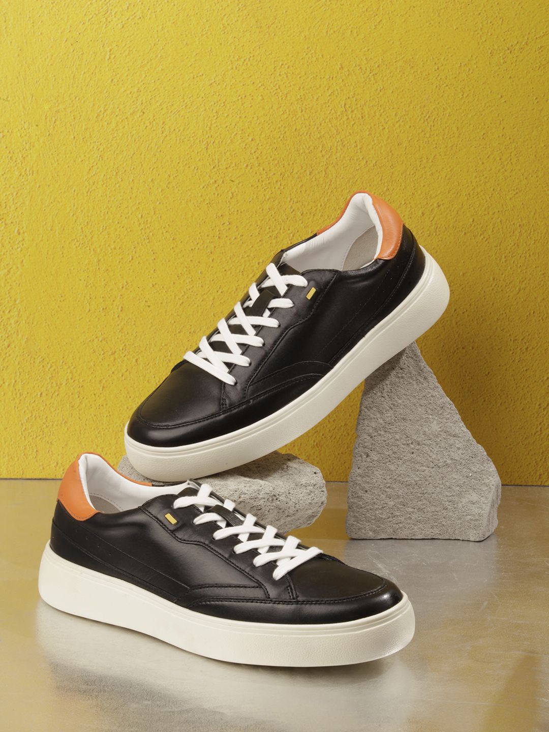 

ID Men Round Toe Leather Sneakers, Black