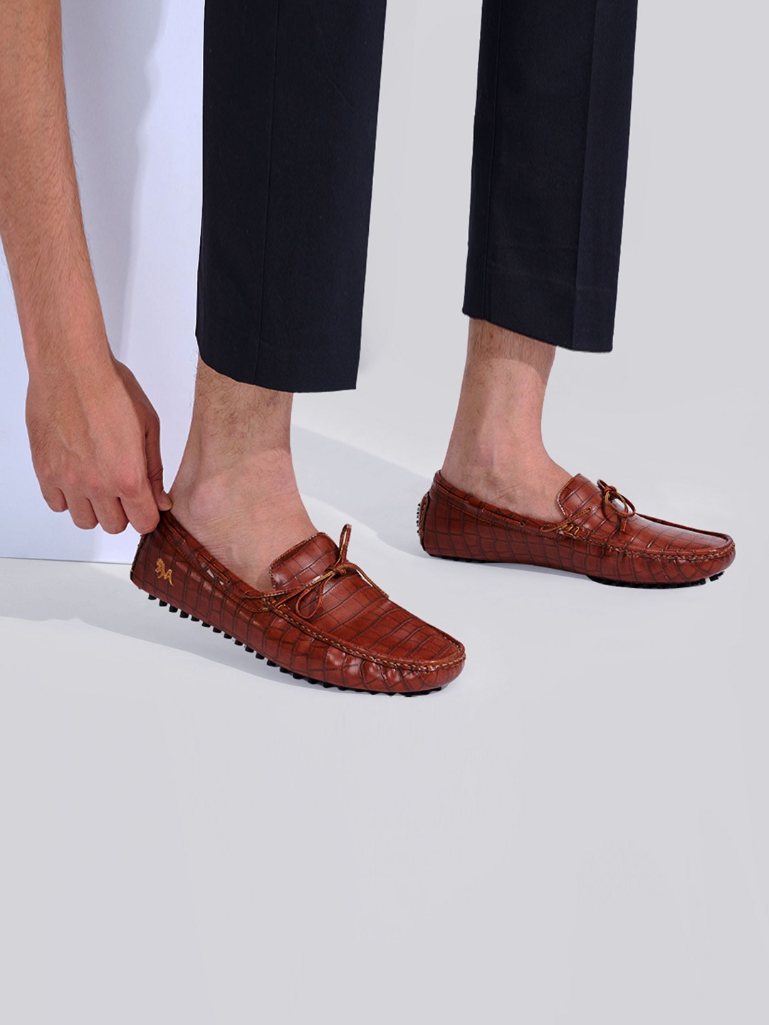 

NEEMANS Men Textured Round Toe Loafers, Tan