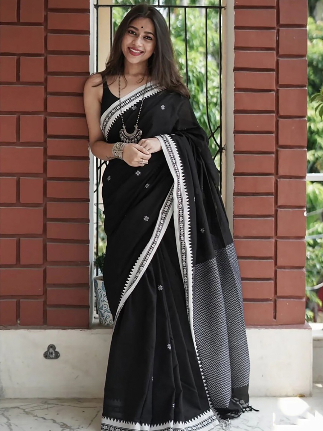 

BerMondsey Woven Design Banarasi Saree, Black