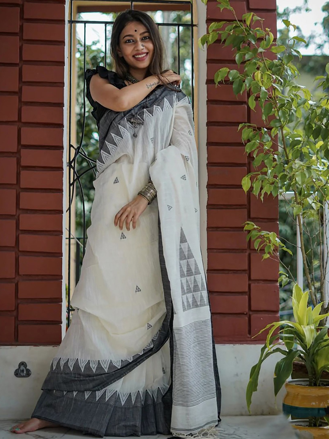 

BerMondsey Woven Design Banarasi Saree, White