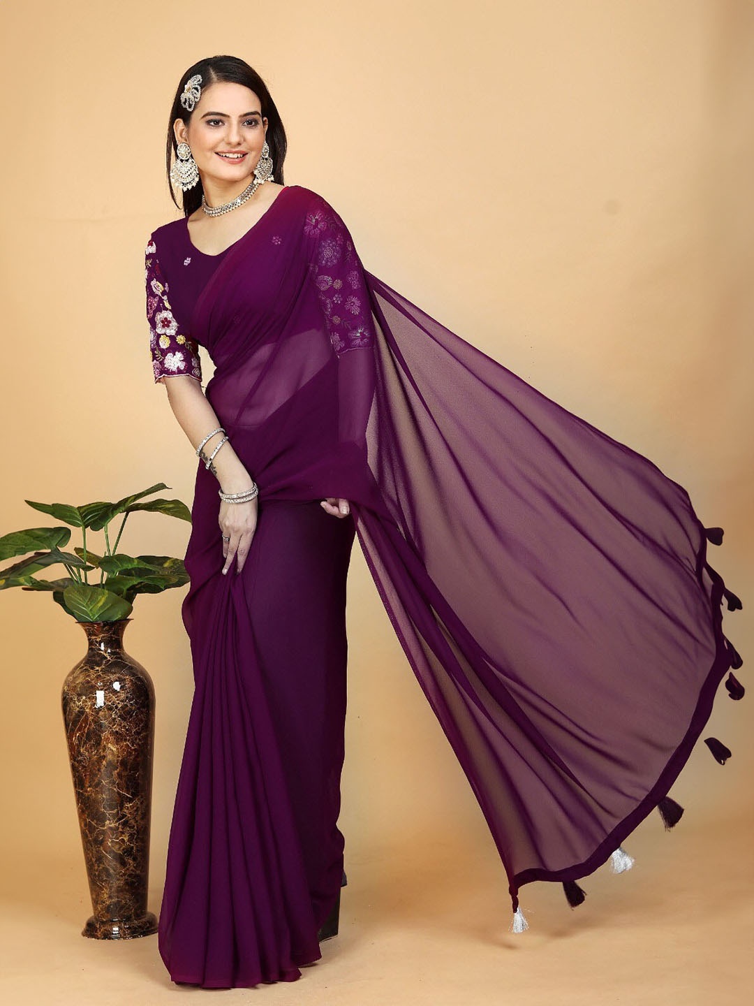 

K 5 Fashion Embroiderd Solid Saree, Magenta