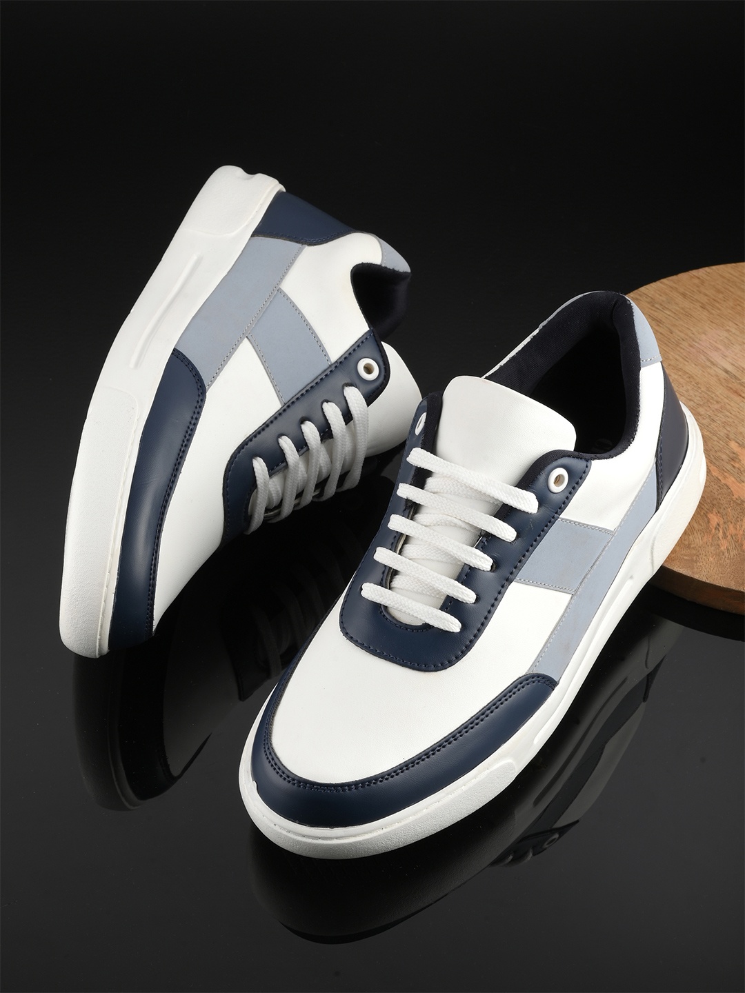 

Killer Men Colourblocked Round Toe Sneakers, Blue