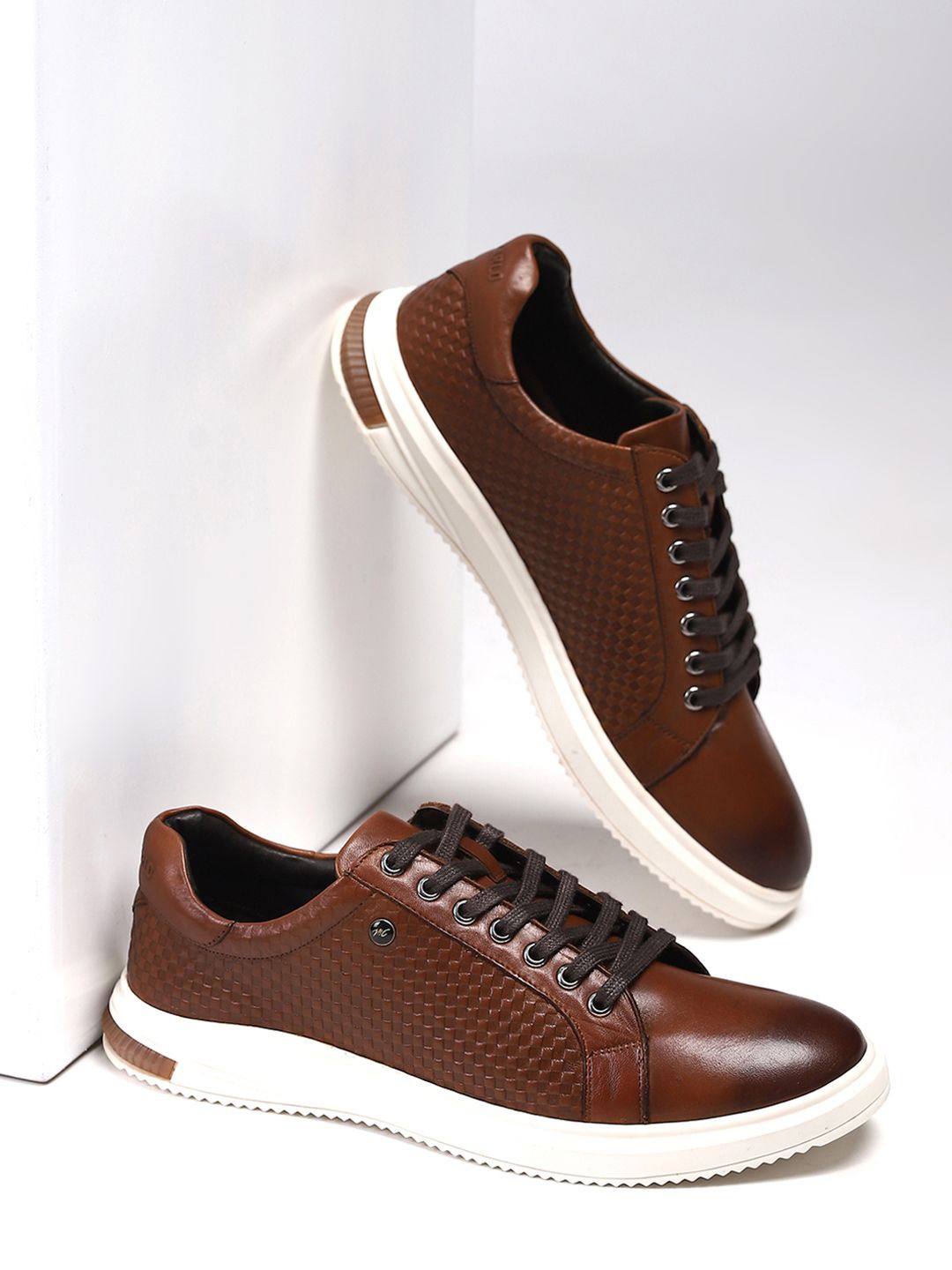 

Monte Carlo Men Round Toe Leather Sneakers, Tan