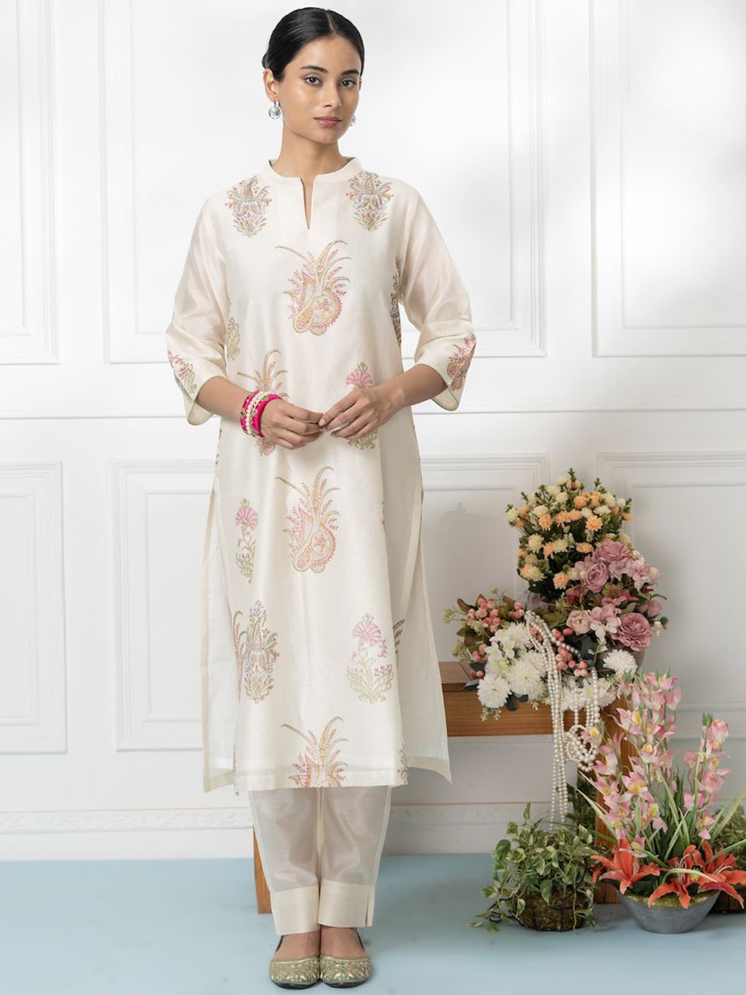 

SMRITI GUPTA Mandarin Collar Ethnic Motifs Printed Straight Kurta, Off white