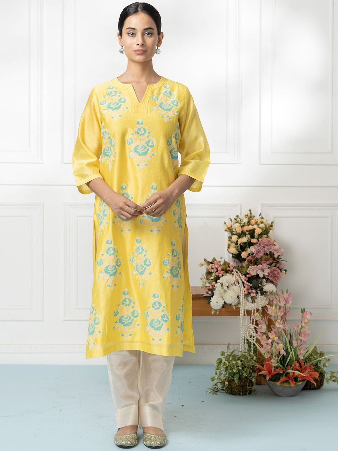 

SMRITI GUPTA Notch Neck Floral Printed Kurta, Yellow