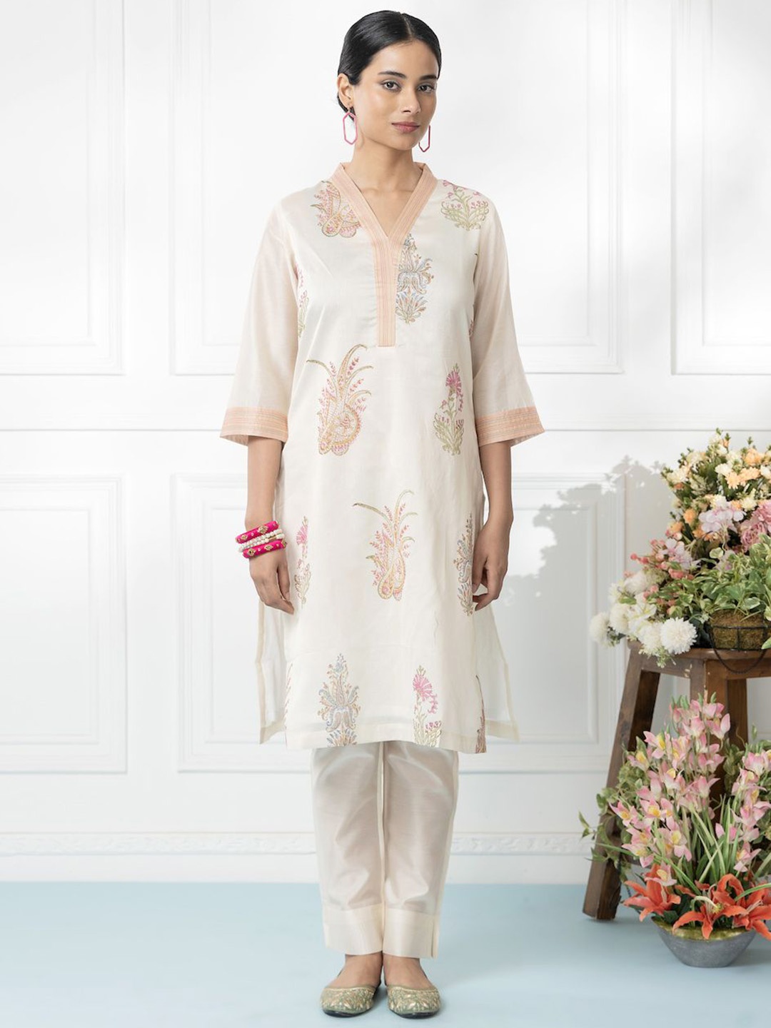 

SMRITI GUPTA V Neck Floral Printed Straight Kurta, Off white