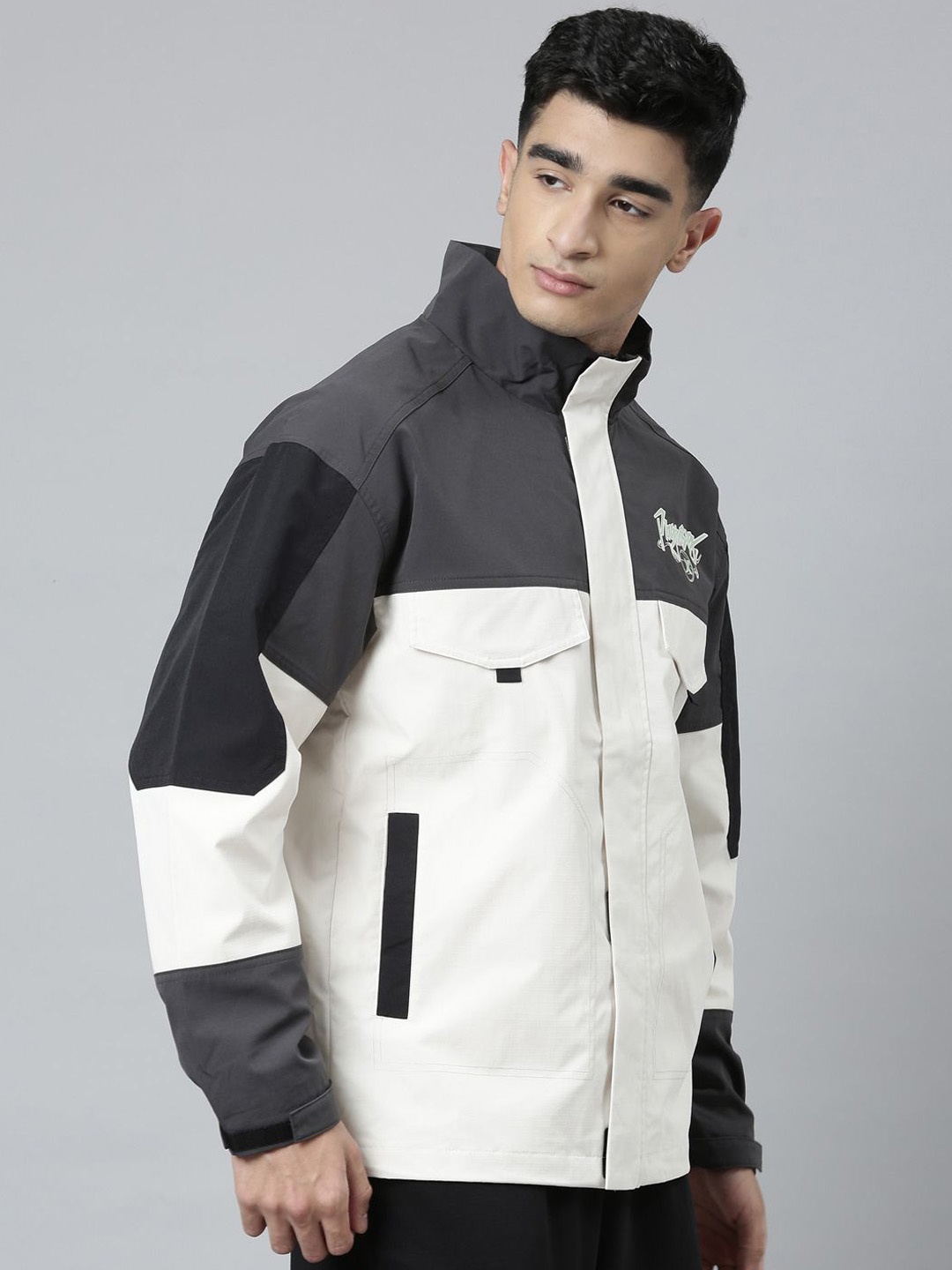 

Xtep Colourblocked Mock Collar Double Layer Windbreaker Sporty Jacket, White