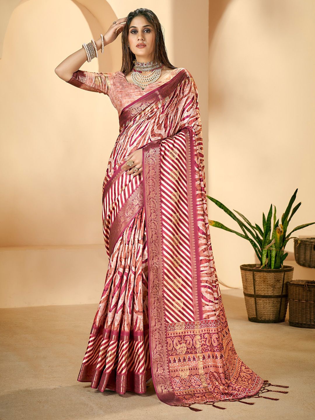 

Mitera Zari Woven Design Sungudi Saree, Pink