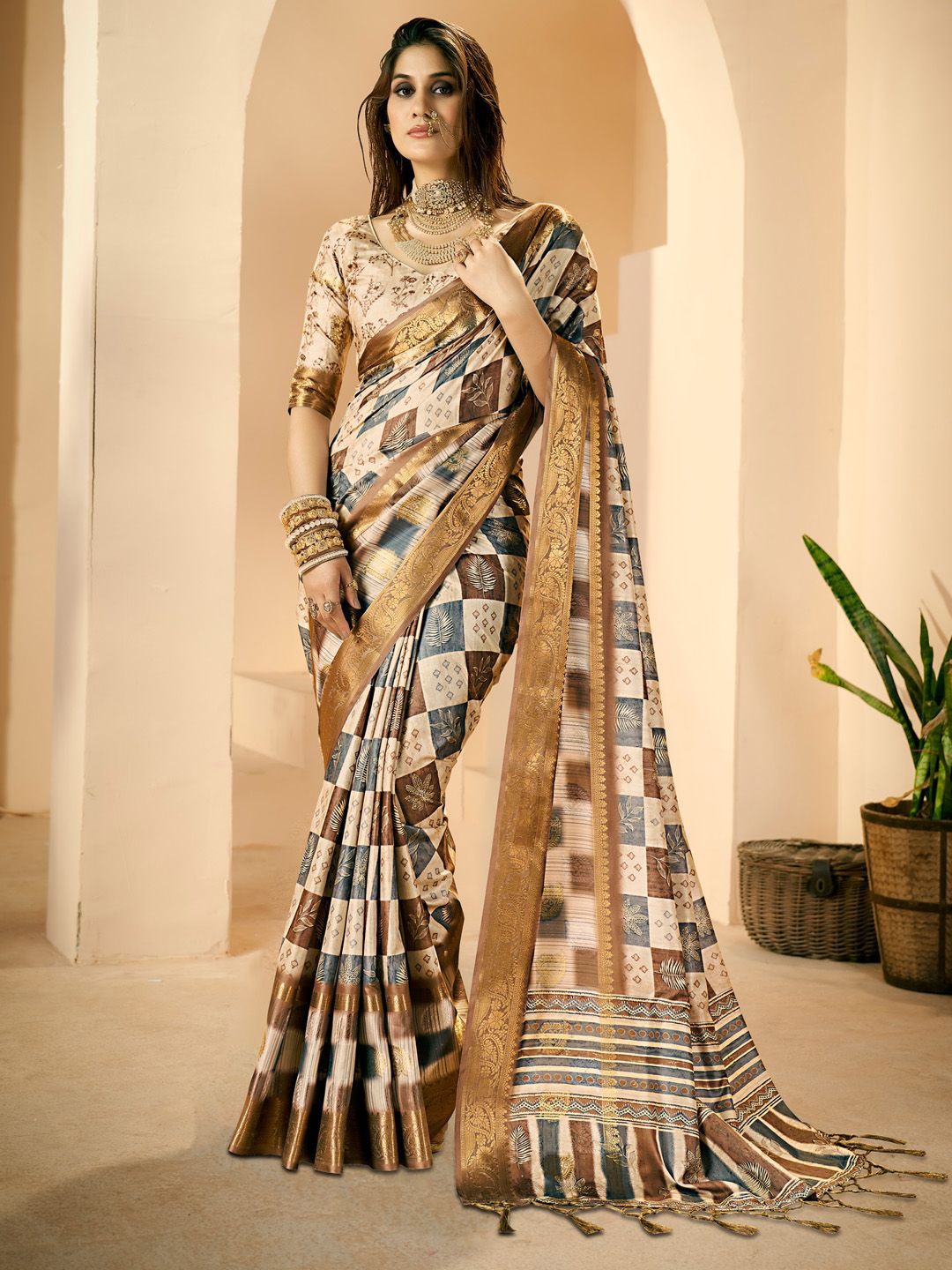 

Mitera Ethnic Motifs Dola Silk Zari Sungudi Saree, Beige