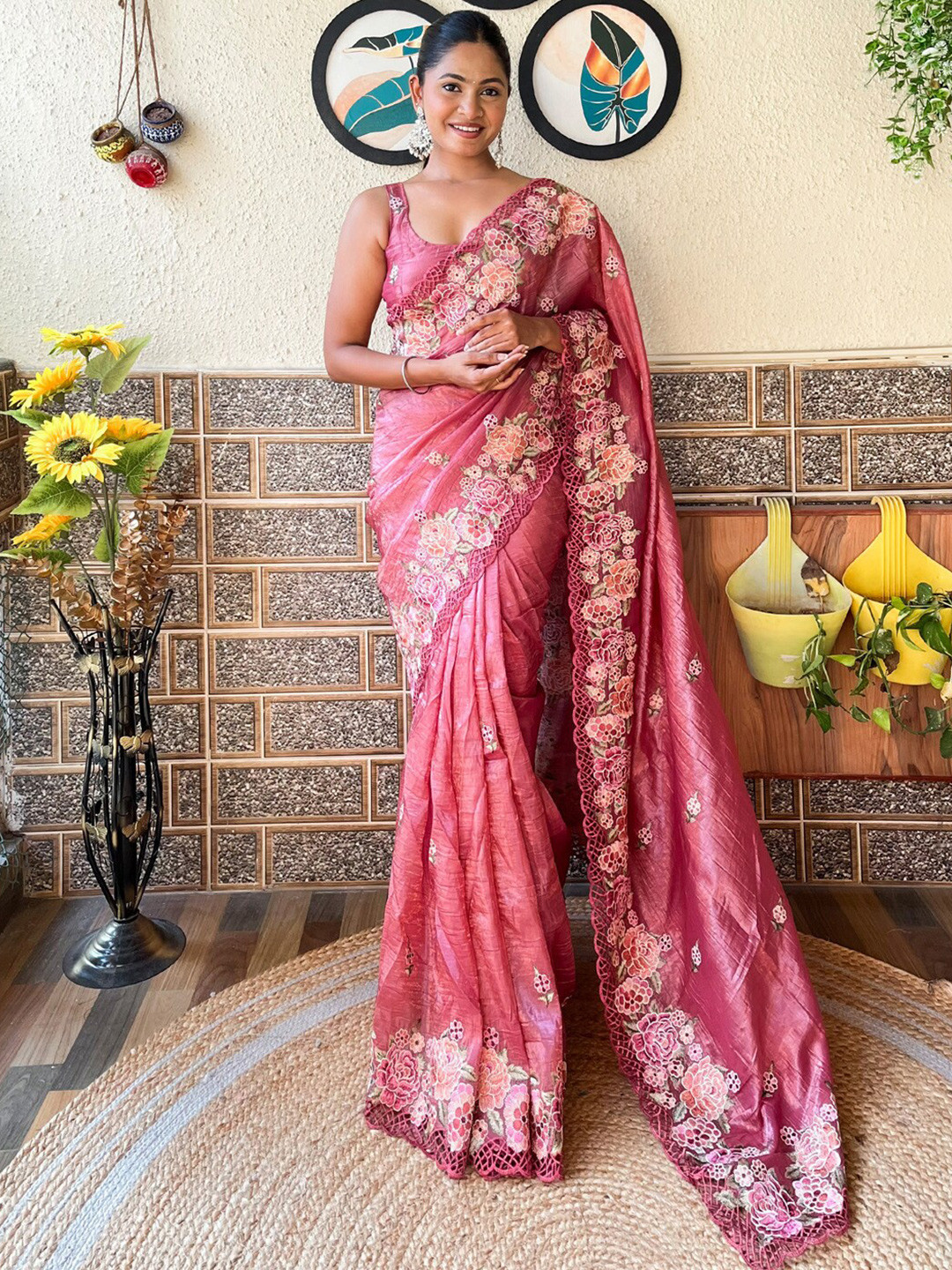 

Mitera Ethnic Motifs Saree, Pink