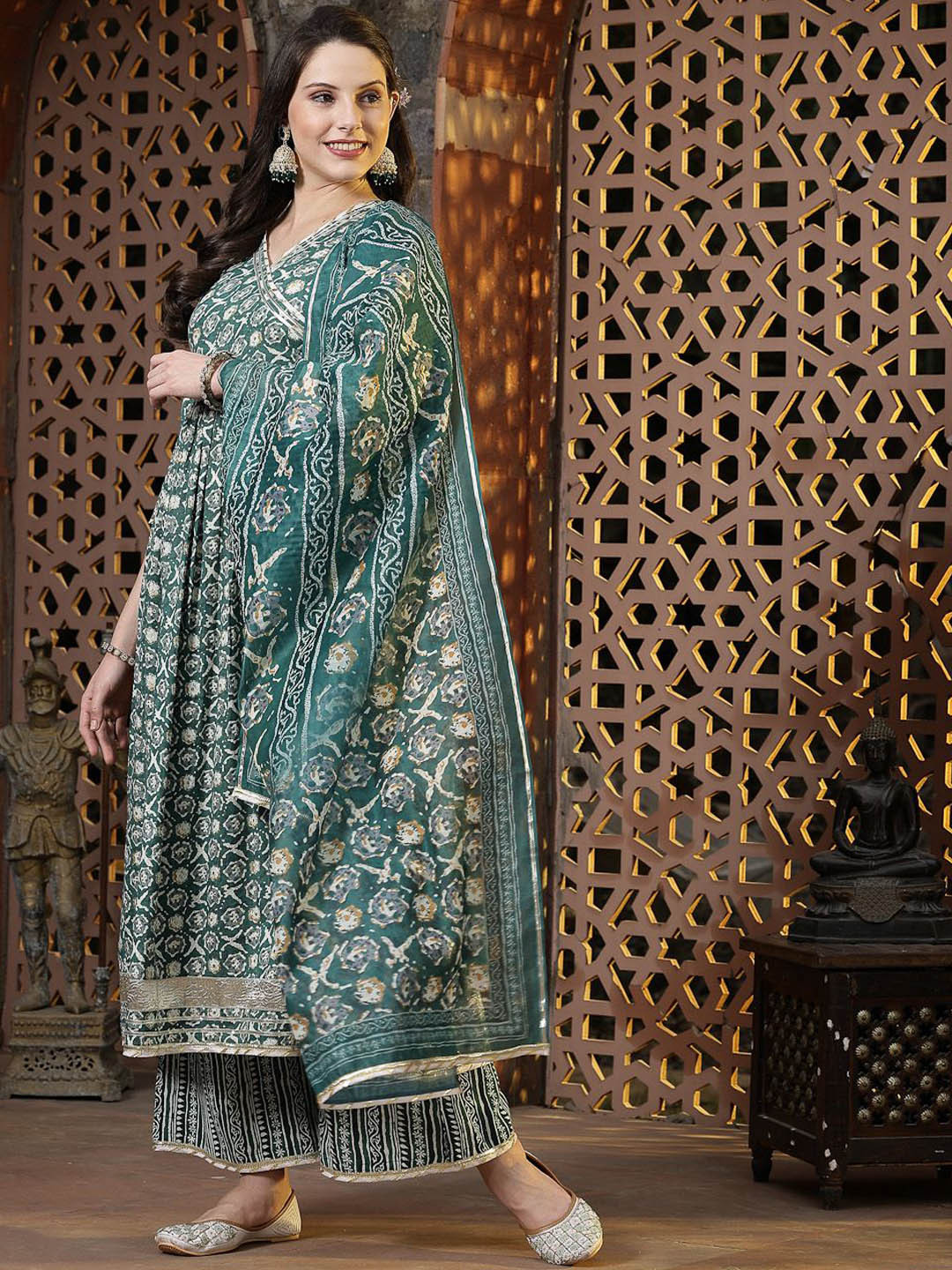 

Stylum V Neck Floral Printed Angrakha Gotta Patti Angrakha Kurta Set, Green