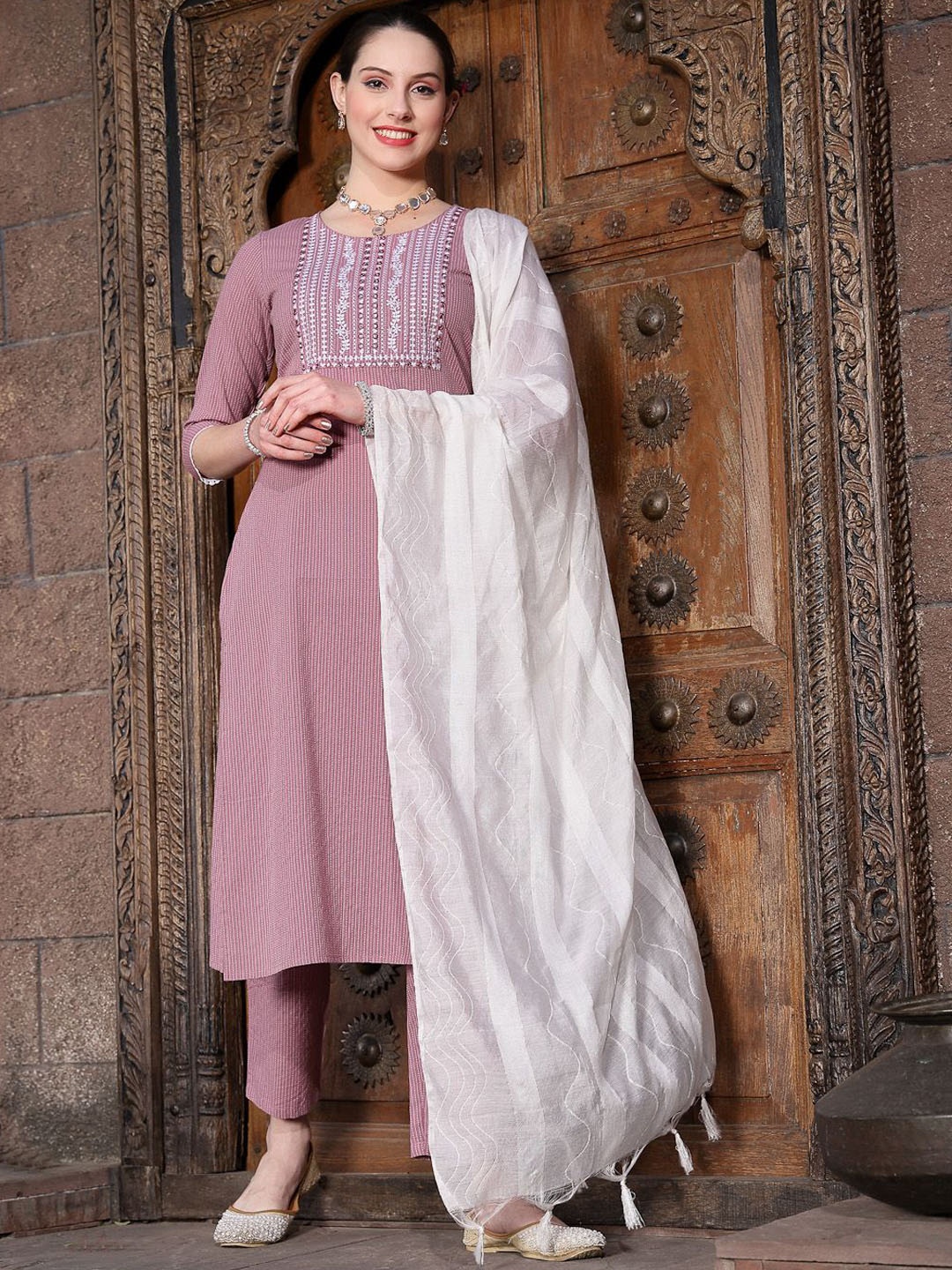 

Stylum Round Neck Embroidered Regular Kantha Work Pure Cotton Straight Kurta Set, Mauve