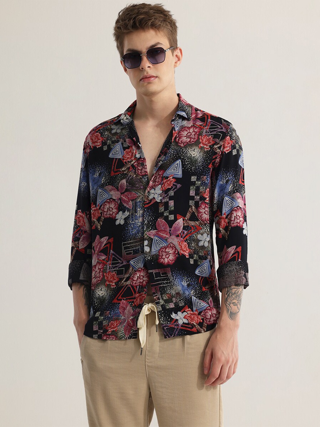 

Snitch Black Floral Printed Snug Slim Fit Opaque Casual Shirt