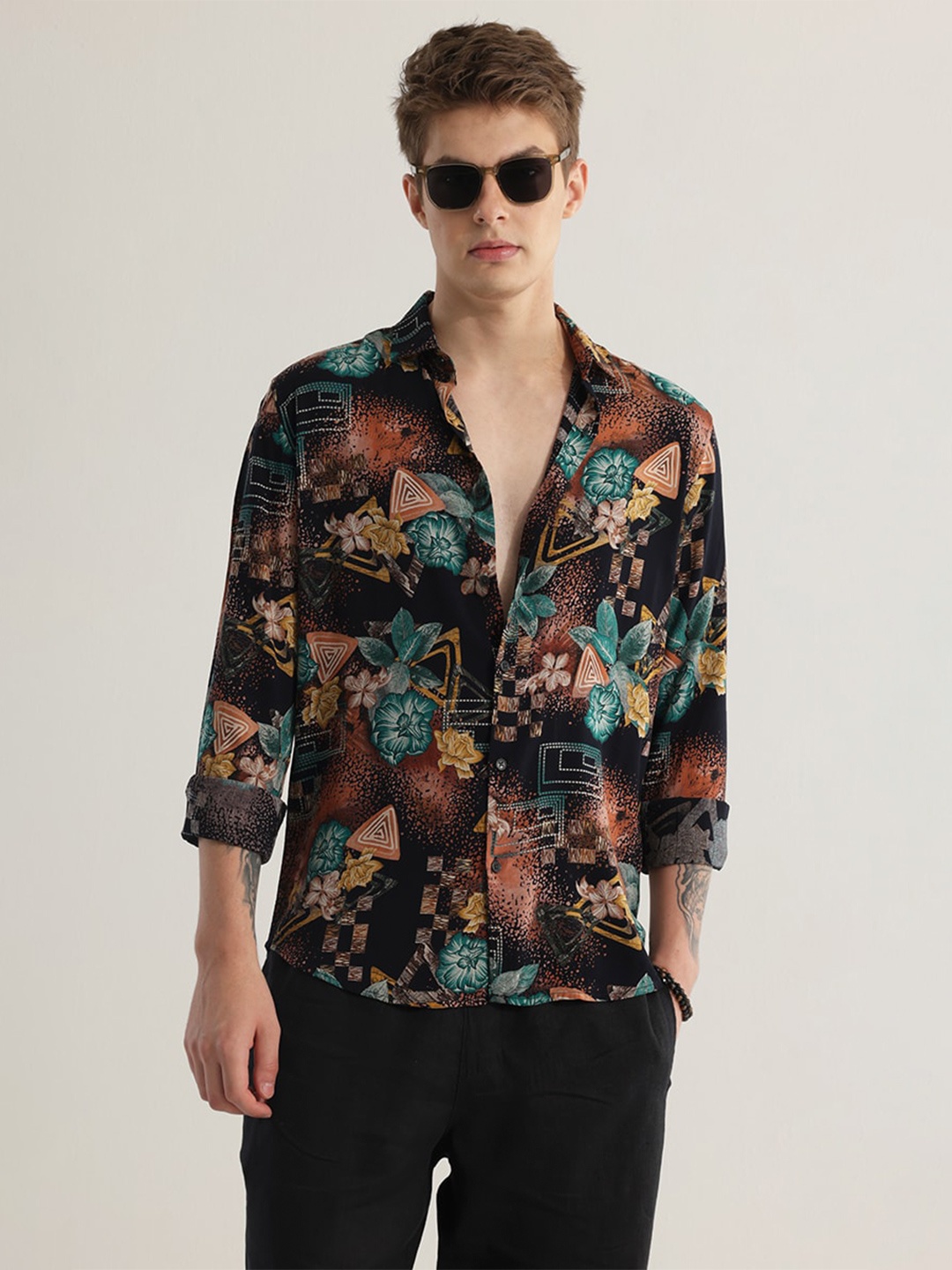 

Snitch Black Floral Printed Snug Slim Fit Opaque Casual Shirt