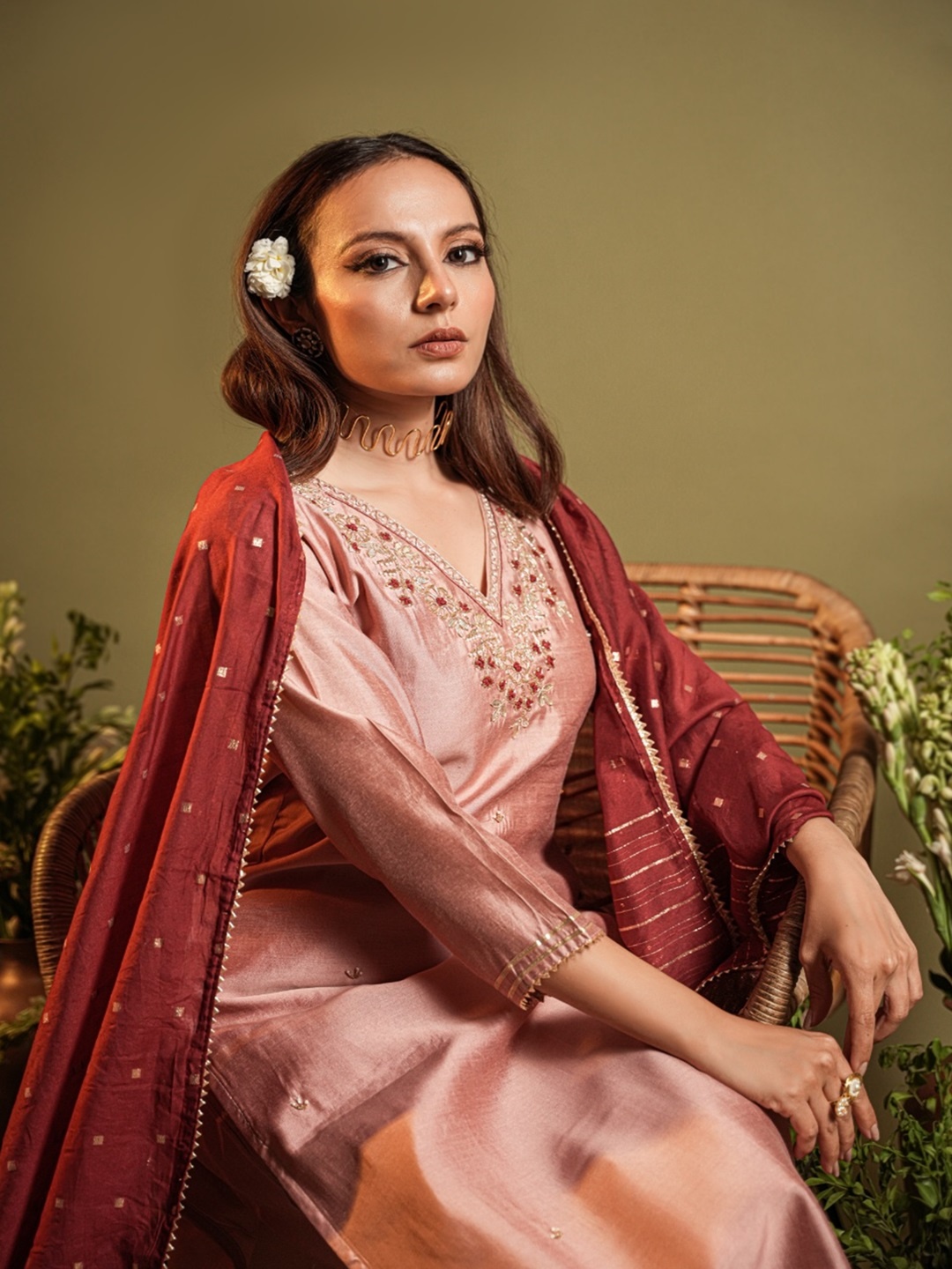 

HEEPOSH Floral Embroidered Zari Straight Kurta With Trousers & Dupatta, Pink
