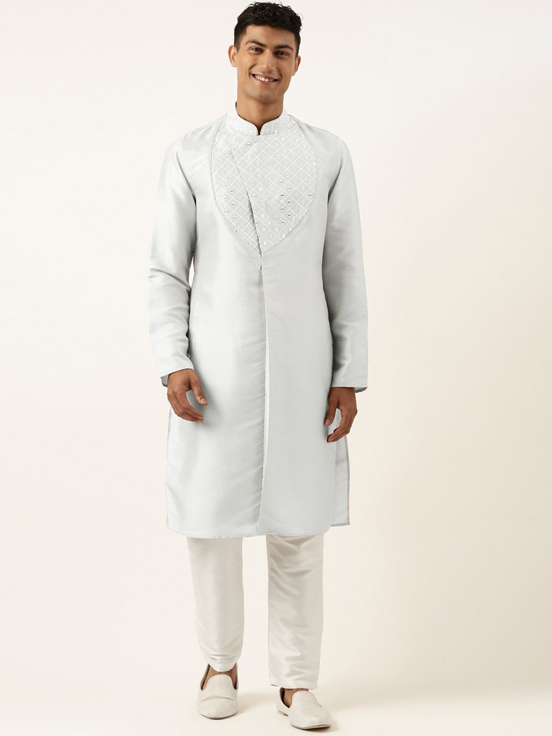 

TheEthnic.Co Geometric Embroidered Mandarin Collar Angrakha Straight Kurta With Trousers, Green