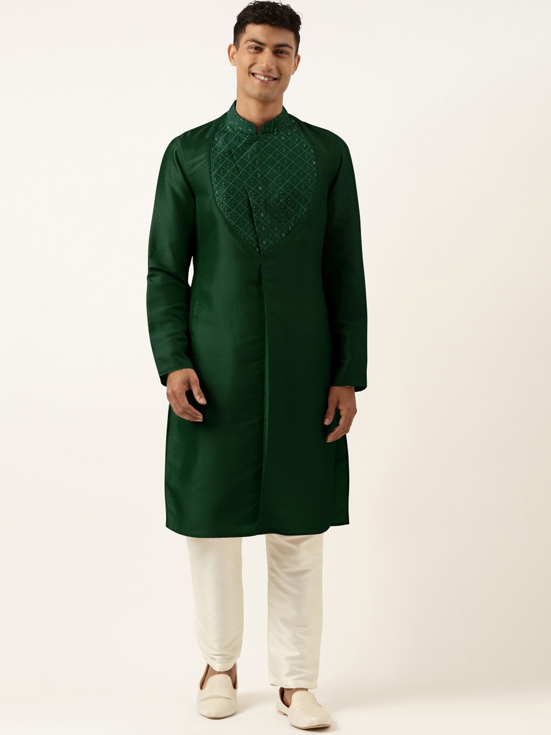 

TheEthnic.Co Geometric Yoke Design Thread Work Straight Angrakha Kurta With Trousers, Green