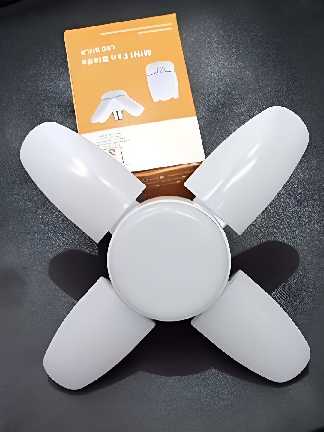 

SPARK WORLD White Quirky Abstract Shaped Ceiling Lamp